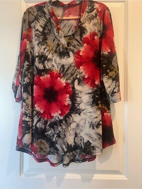 Honeyme Curvy V-Neck Floral Tunic Top in Red and Black